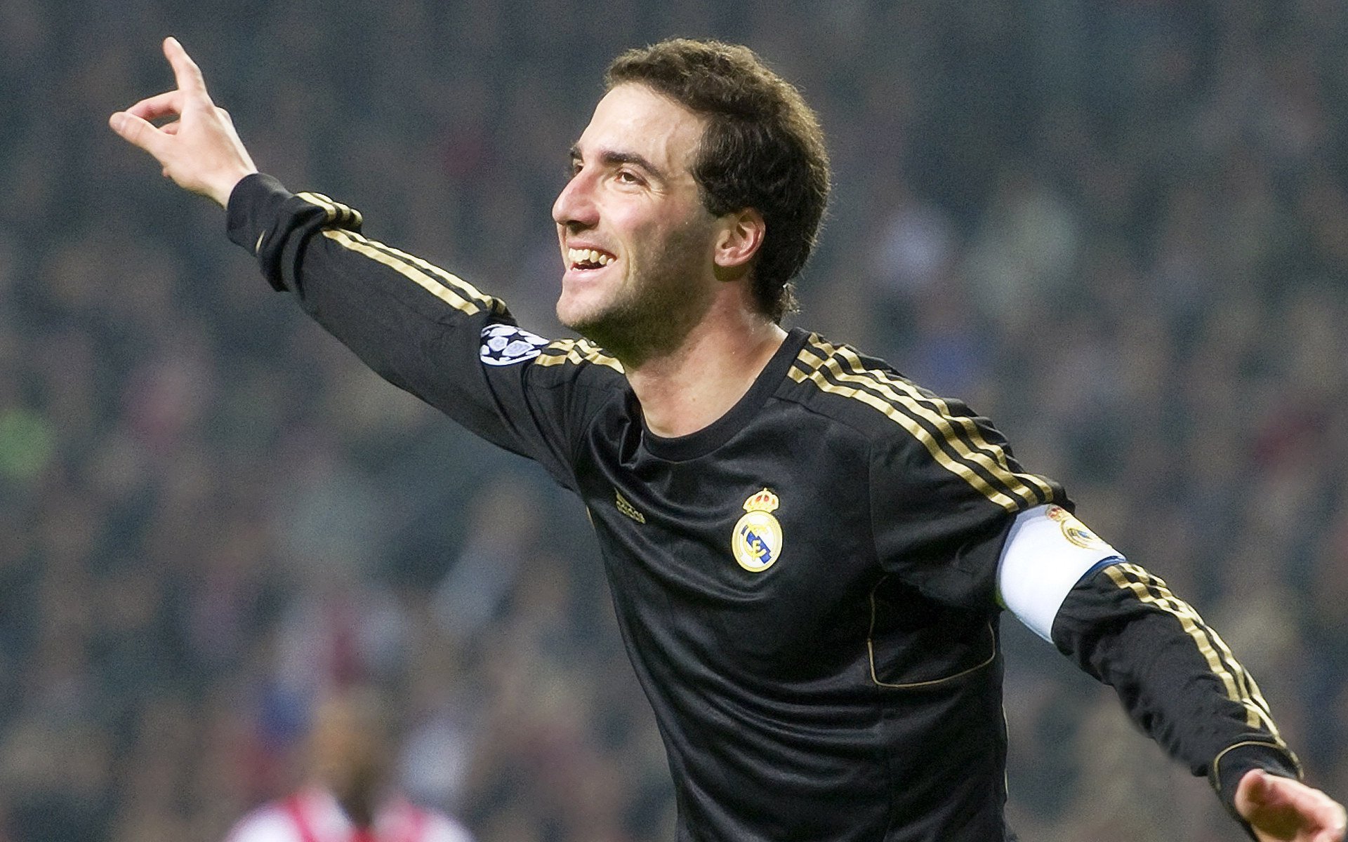 爱游戏体验-德甲裁判执法尺度引发讨论，公平问题再受关注，德甲场地